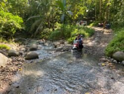 Warga Dusun Hurun Pesawaran,Melintasi Sungai Tanpa Jembatan