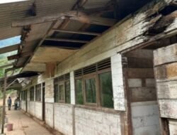 Tak Kunjung di Perbaiki Pemerintah,Warga Net Open Donasi Untuk SDN 18 Wayratai