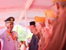 HUT RI Ke -79,Dendi Berikan Cindera Mata Kepada Para Pejuang
