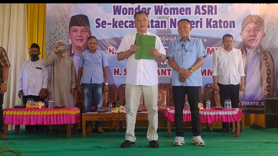 Calon Bupati dan Wakil Bupati Pesawaran Aries Sandi -Supriyanto saat kukuhkan Tim Wonder Women Kecamatan Negeri Katon