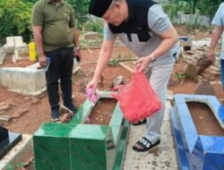 Di Tengah Kesibukan Nya,Aries Sandi Sempatkan Berziarah ke Makam Sang Nenek