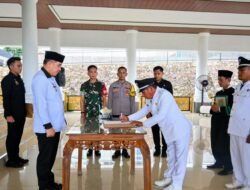 Dendi,Lantik Tiga Penjabat Kepala Desa di Kecamatan Negeri Katon