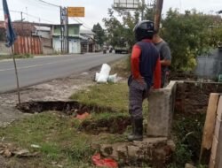 Gorong-Gorong Ambrol di Depan Kantor DPC Partai Demokrat Kabupaten Pesawaran,Warga Bernung Terancam Banjir