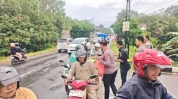 Polres Pesawaran Berbagi Takjil untuk Pengendara di Bulan Ramada