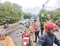 Polres Pesawaran Berbagi Takjil untuk Pengendara di Bulan Ramada