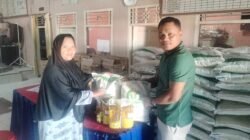 Pemdes Bernung Salurkan Bantuan Beras dan Minyak Goreng untuk 516 KPM